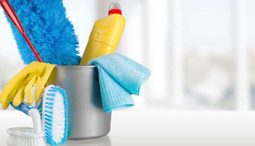 Professional apartment cleaning services California – cleaner in modern kitchen